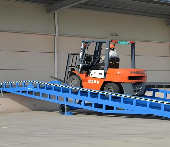 界首移动式卸货平台（叉车用）